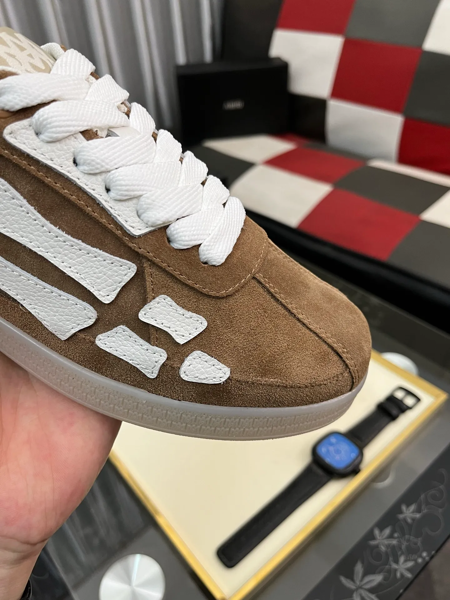 Men's shoes 💰420⌚️⌚️《AMIR*》New men's low-top casual sports sneakers bone shoes, another pair of irresistible bone shoes. Bone shoes are one of AMIRI's most popular items. They use first-layer cowhide uppers. The side bones are made of two cowhide laminations. They have a three-dimensional feel. The leather incisions are all oil-edged. Contrasting color design. Simple style. Fashionable sports. Customized metal LOGO nameplate to embellish shoelaces. Exclusive control of top version. Supports comparison. Breathable mesh lining Original rubber outsole A must-have item for daily leisure Suitable for various occasions Check it out if you are looking for high quality Super cool uppers Size: 38-445️⃣ Colors available
